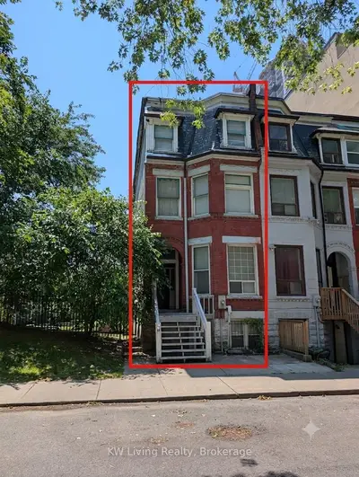 Att/Row/Townhouse in Toronto
