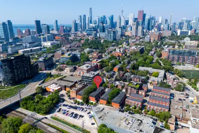 Att/Row/Townhouse in Toronto