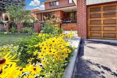 29 Ernest Avenue, Toronto, On M2j 3t4