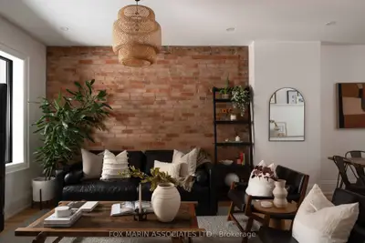 Att/Row/Townhouse in Toronto