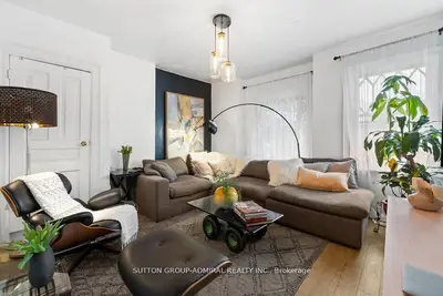 Att/Row/Townhouse in Toronto