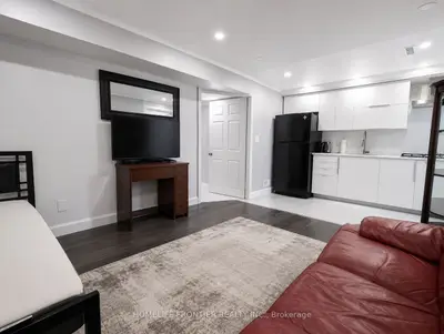 49 Red Robinway Ground Level, Toronto, On M2r 3k6