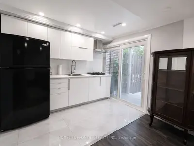 49 Red Robinway Ground Level, Toronto, On M2r 3k6