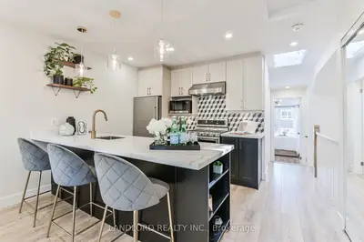 Att/Row/Townhouse in Toronto
