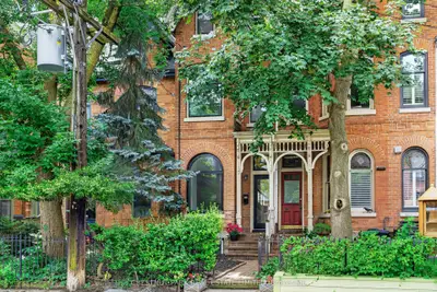 Att/Row/Townhouse in Toronto