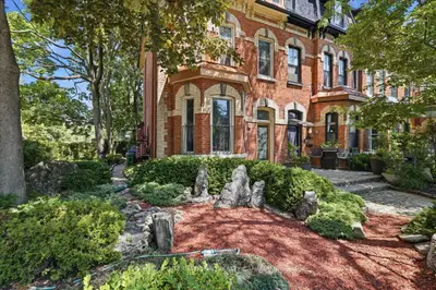33 Rose Avenue, Toronto, On M4x 1n7