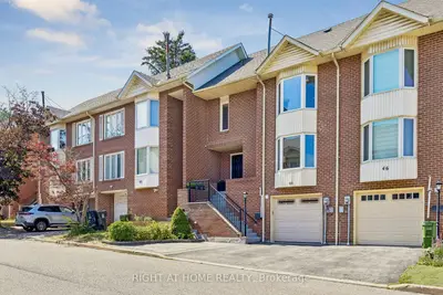 Att/Row/Townhouse in Toronto