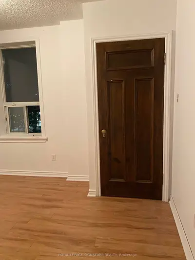 2 London Street 3, Toronto, On M6g 1m9