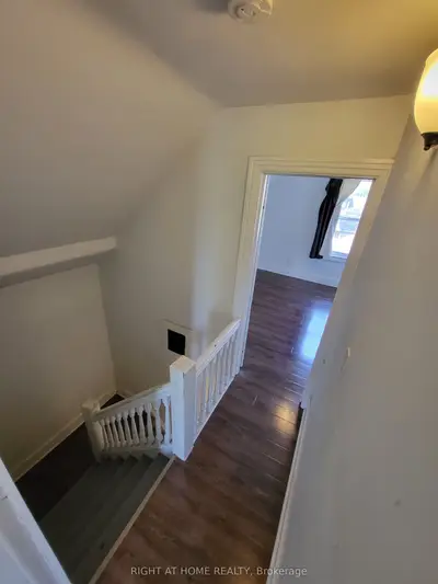 194 Beatrice Street 2, Toronto, On M6g 3g1