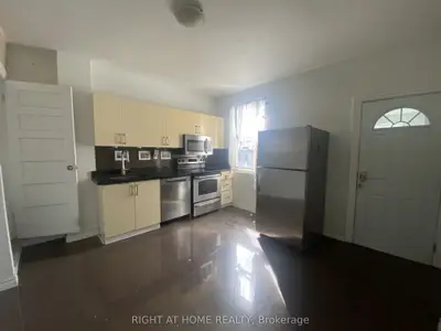 194 Beatrice Street 2, Toronto, On M6g 3g1