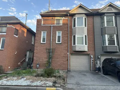 Att/Row/Townhouse in Toronto