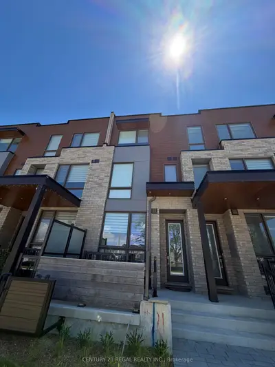 Att/Row/Townhouse in Toronto