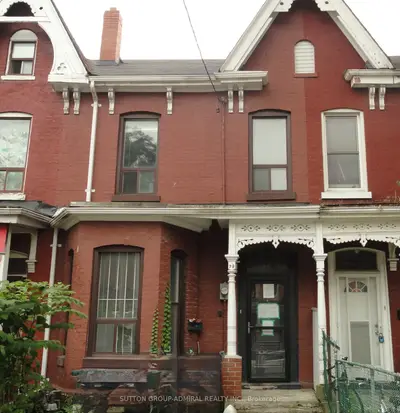 Att/Row/Townhouse in Toronto