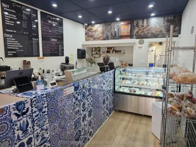 1084 St Clair Avenue W, Toronto, On M6e 1a7