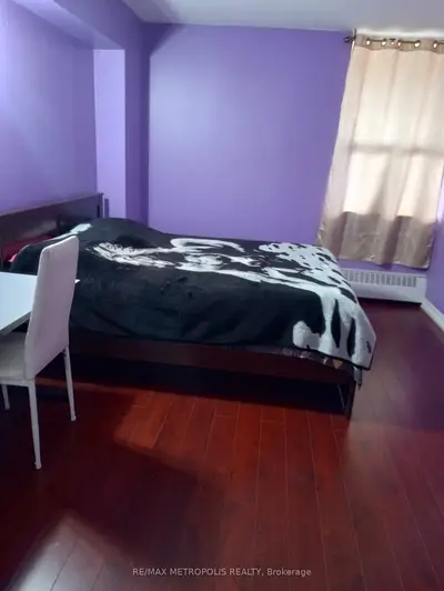 25 Sunrise Avenue 202, Toronto, On M4a 2s2