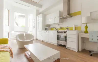Att/Row/Townhouse in Toronto
