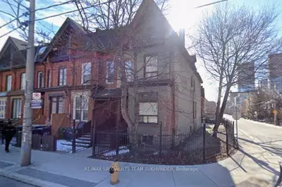 Att/Row/Townhouse in Toronto