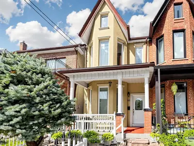 Att/Row/Townhouse in Toronto