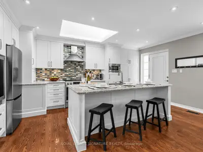 25 Overton Crescent, Toronto, On M3b 2v4