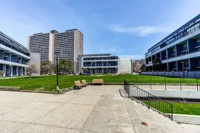 10 Sunny Glenway 1711, Toronto, On M3c 2z3