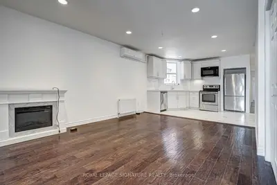Att/Row/Townhouse in Toronto