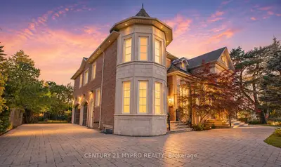 5 Saintfield Avenue, Toronto, On M3c 2m4