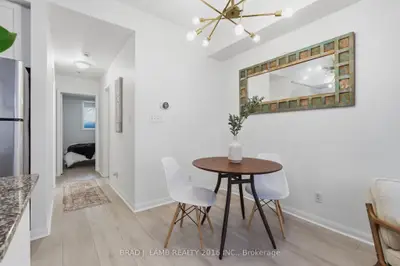 80 Carr Street 29, Toronto, On M5t 1b7