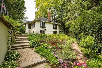 11 Donwoods Drive, Toronto, On M4n 2e9