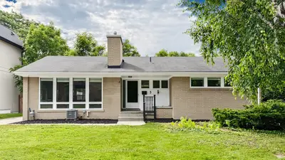 3 Greengate Road, Toronto, On M3b 1e7