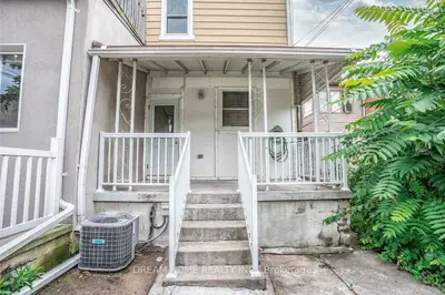 401 Crawford Street Basemen, Toronto, On M6j 2w1