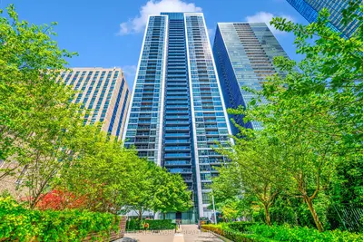28 Ted Rogers Way 811, Toronto, On M4y 2t4