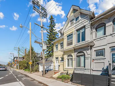 Att/Row/Townhouse in Toronto