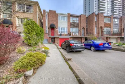Att/Row/Townhouse in Toronto