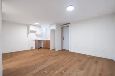 7 Earnscliffe Road 1, Toronto, On M6e 1j4