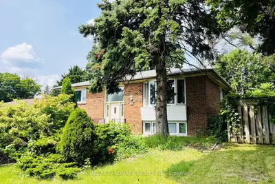 16 Lochinvar Crescent Main, Toronto, On M3a 3k1