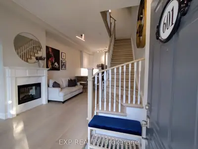 Att/Row/Townhouse in Toronto