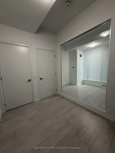400 King Street W 812, Toronto, On M5v 0x8