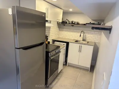 39 Amherst Avenue Lower, Toronto, On M6e 1z2