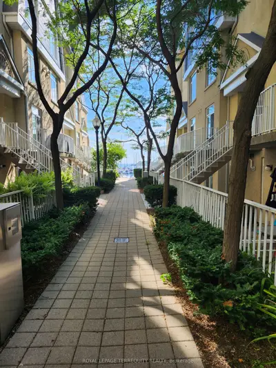 Att/Row/Townhouse in Toronto