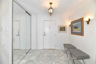 18 Lower Village Gate 111, Toronto, On M5p 3m1