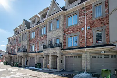 Att/Row/Townhouse in Toronto