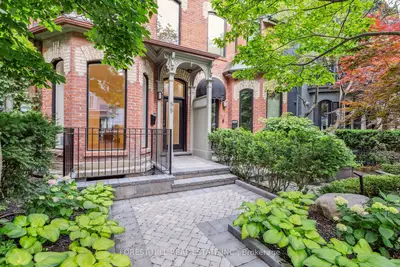 Att/Row/Townhouse in Toronto