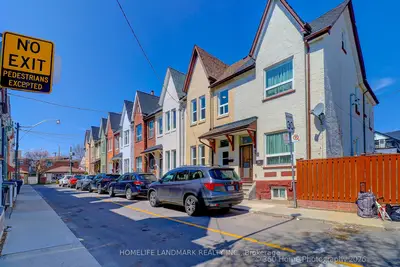 Att/Row/Townhouse in Toronto
