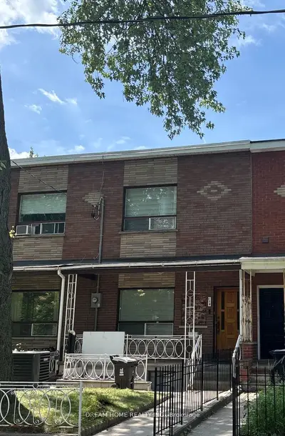 Att/Row/Townhouse in Toronto