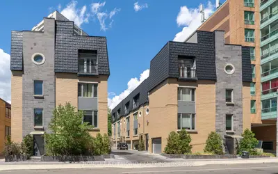 Att/Row/Townhouse in Toronto