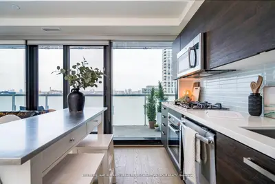 11 Charlotte Street 2004, Toronto, On M5v 0m6