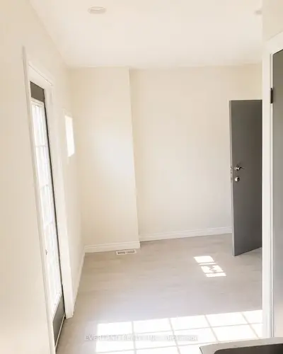 850 Bathurst Street 301, Toronto, On M5r 3g1