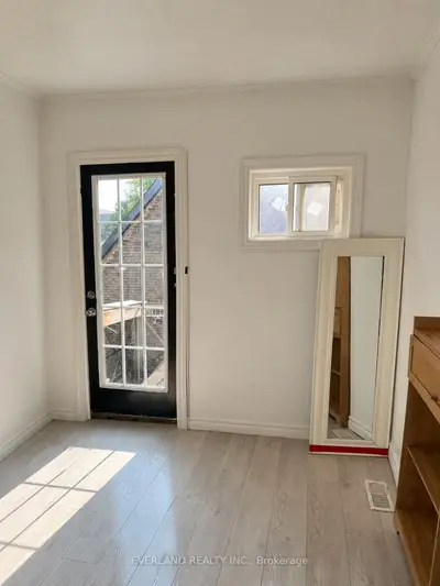 850 Bathurst Street 301, Toronto, On M5r 3g1