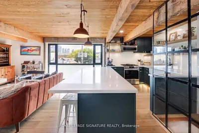 6 Littlehayes Lane, Toronto, On M5t 1l8