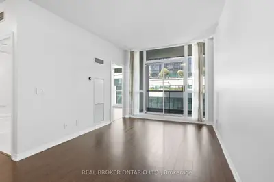 12 Yonge Street 415, Toronto, On M5e 1z9